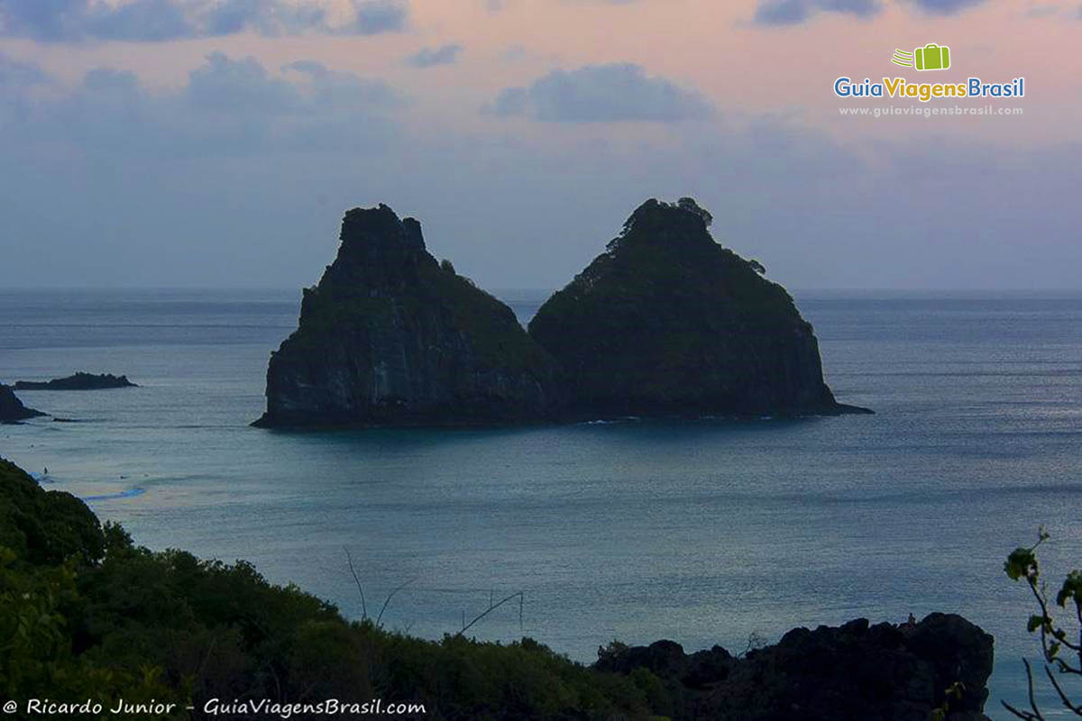 Imagem do Morro Dois Irmãos, no entardecer, na Praia do Boldro, em Fernando de Noronha, Pernambuco, Brasil.